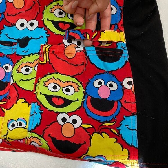 Sesame Street Scrub Top Elmo Big Bird Cookie Monster Oscar Size M - Picture 7 of 9